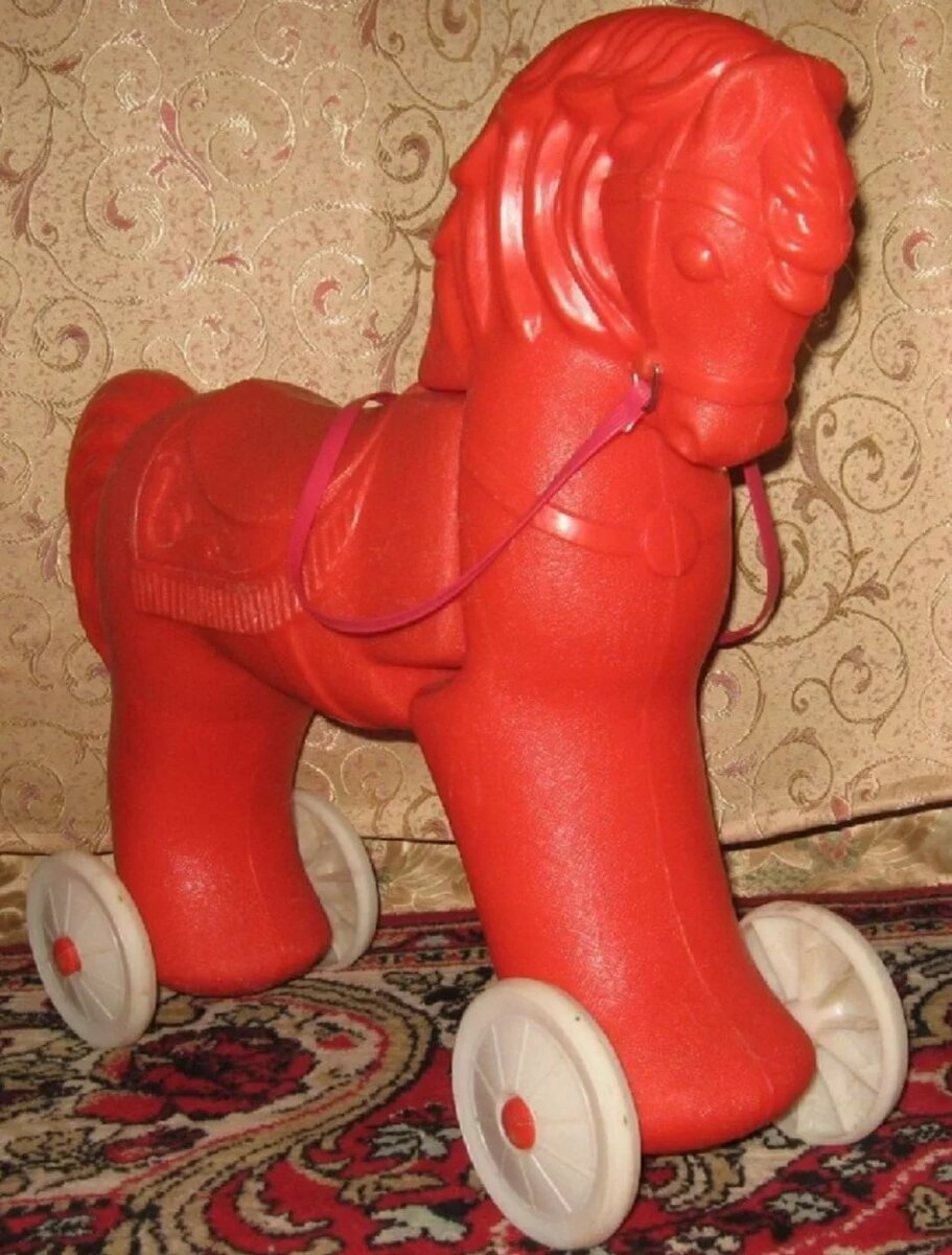 Конь,  который ещё и ржал,  жив и сейчас, нашелсянашёлся на чердаке у бабушки