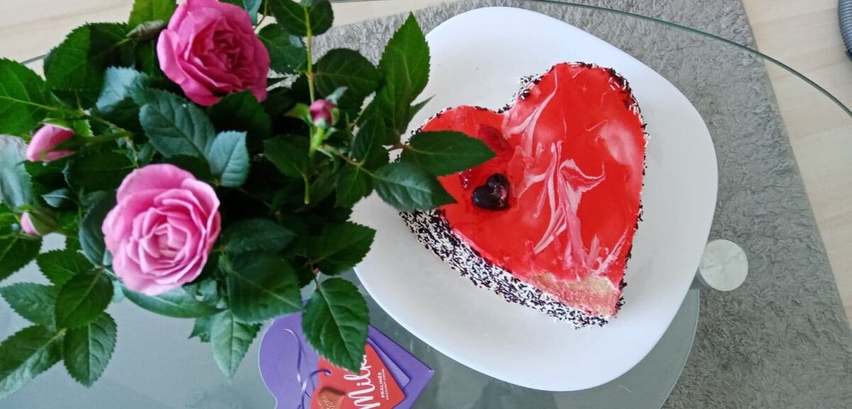 Единственный романтичный подарок за два года. Розы, конечно же, в горшке 😃