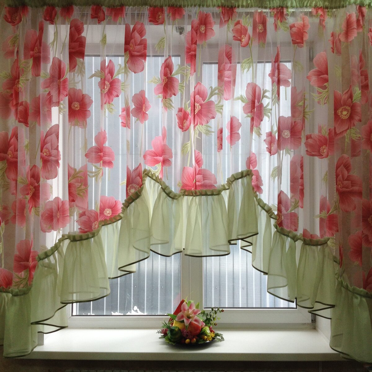 Новогодние шторы и идеи украшения окна