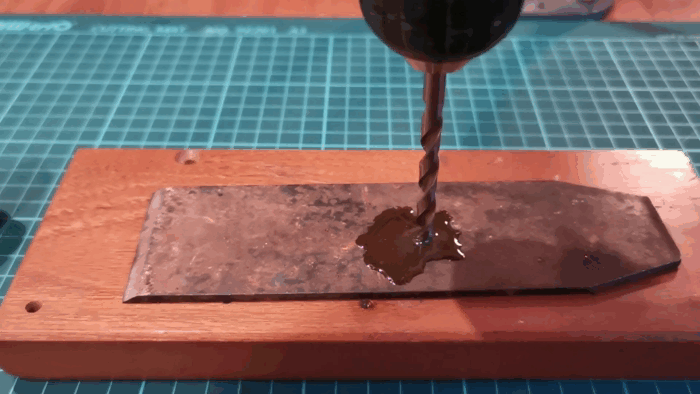 Нажимал на шуруповерт что есть сил