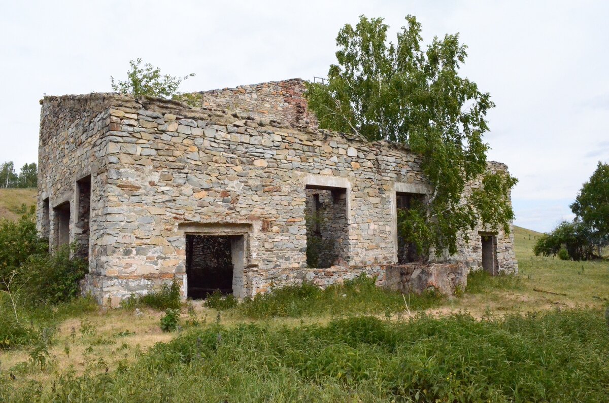 Руины старинной химической фабрики, затерянной в горах Южного Урала
