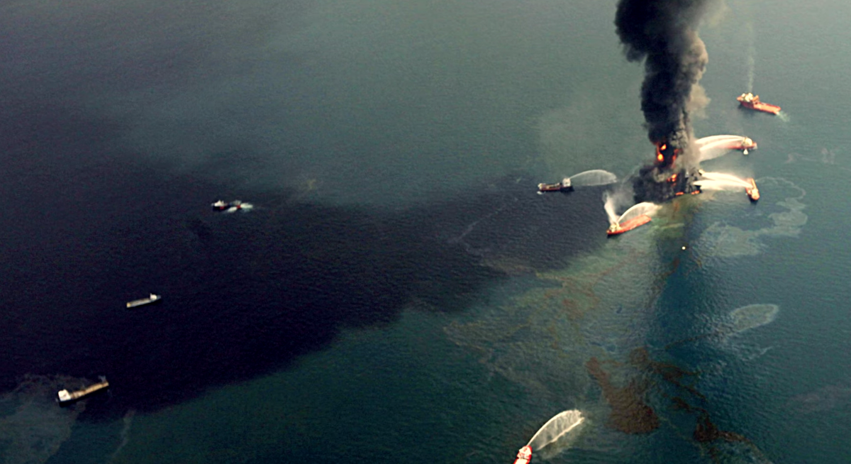 22 апреля 2010 год. Разлив нефти в 2010 году в мексиканском заливе. Апрель 2010 мексиканский залив. Глубоководный Горизонт разлив нефти. Взрыв нефтяной платформы Deepwater Horizon - 20 апреля 2010 года.
