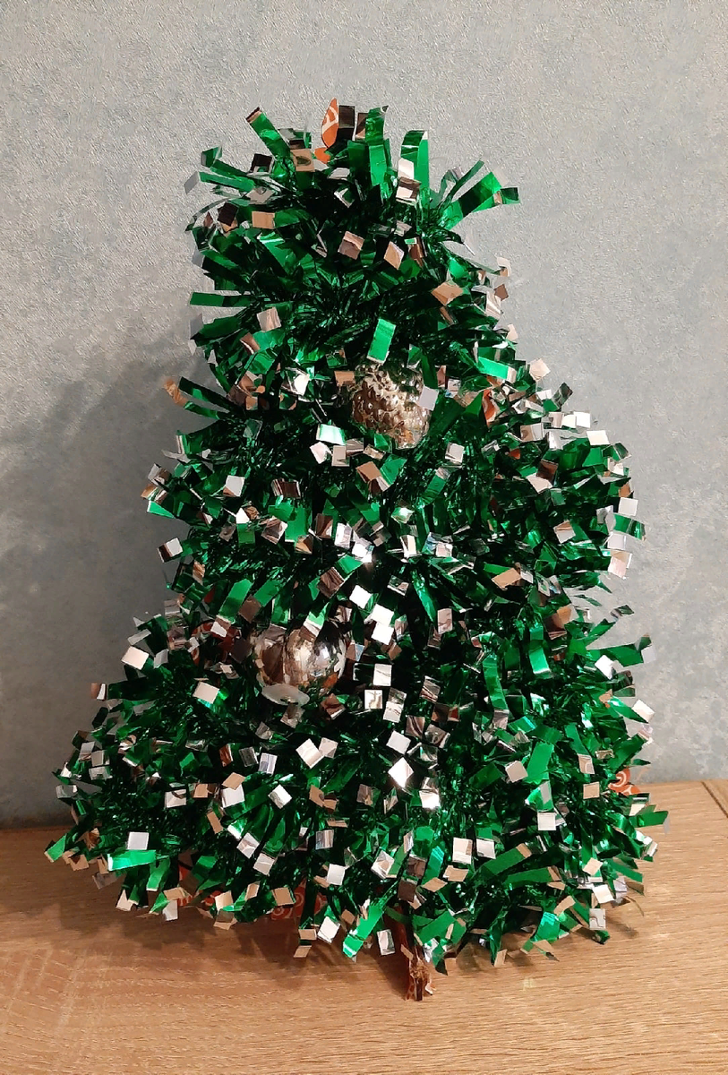 Как и отказ от срубленных ёлок. Довольствуемся тем, что можем купить/ слепить сами. Это картонная ёлочка, которую просто обернули мишурой - для спальни подойдёт)