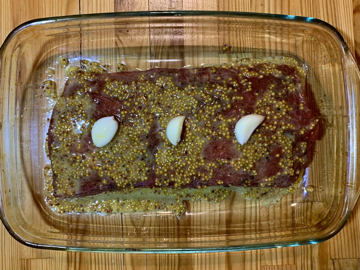 Свиной карбонат с соусом