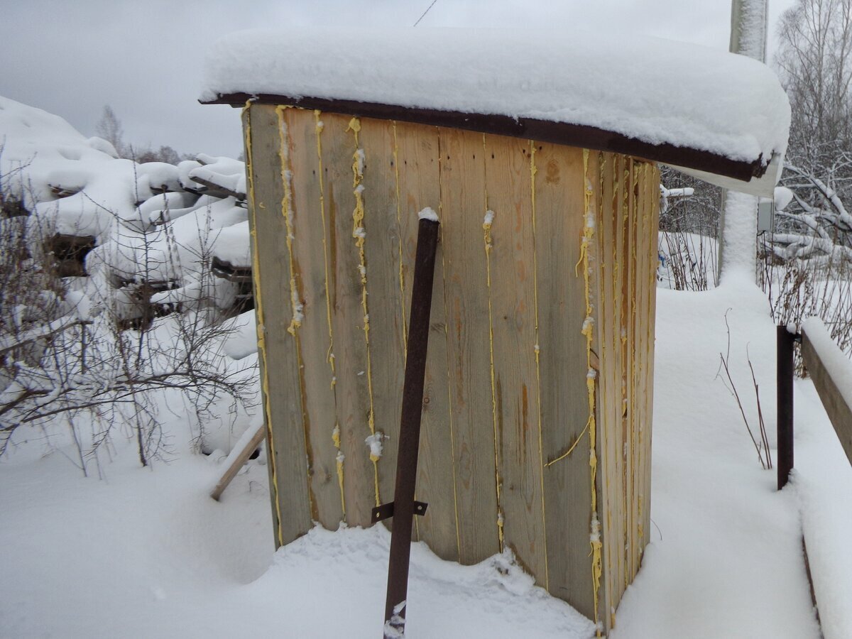 Он новёхенький, а столбик я просто прислонил и забыл... 
