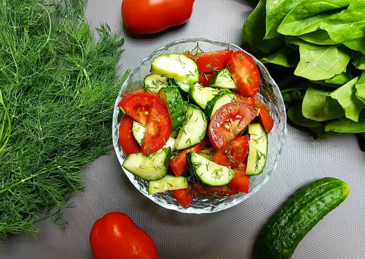 Что можно приготовить из помидоров и огурцов. Летние салаты. Салат огурцы помидоры. Летний овощной салат. Помидоры и зелень.
