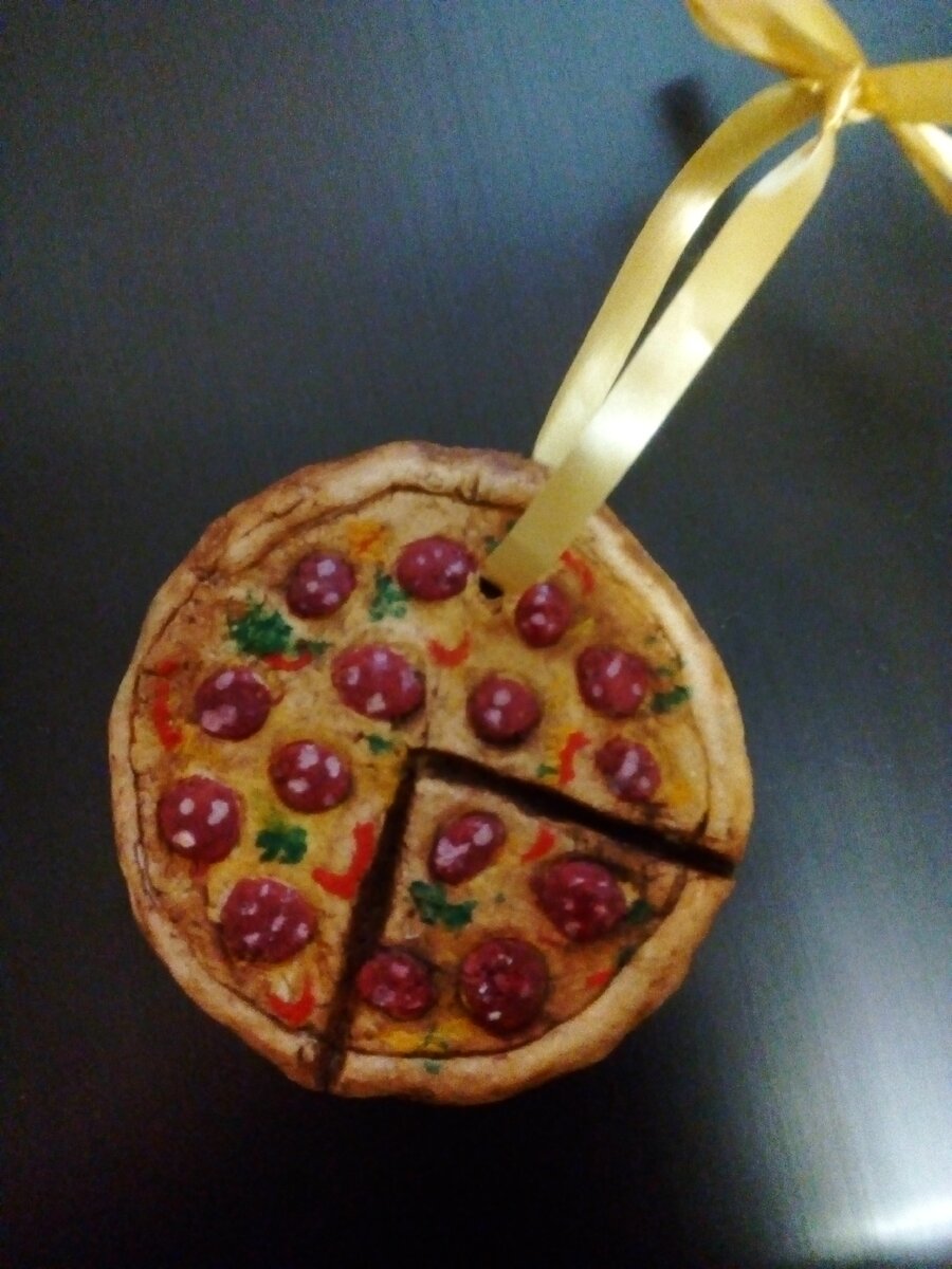 Пицца из теста, конечно, ну лучше её не есть) Фото автора.