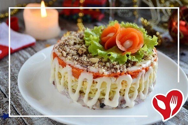 Салат с сельдью "Фаворит"

Ингредиенты:

Сельдь пряного посола — 1 шт.
Морковь — 1-2 шт.
Картофель — 1 шт.
Яйцо — 2 шт.
Лук белый или фиолетовый — 1 шт.
Грецкий орех — 0,75 Стак.
Горчица — 1 ст. л.
Майонез — по вкусу
Соль — по вкусу
Зелень — по вкусу
Яблочный уксус — 0,5 ст. л.

Приготовление:

1. Подготовьте продукты для салата: отварите овощи, остудите, очистите. Отварите яйца. Селедку очистите от костей, кожи.
2. Салат можно собрать на большом блюде или порционно на небольших тарелочках, я выбрала второй вариант, поэтому все продукты условно разделила на две части. На тарелочку поставьте сервировочное кольцо. Первым слоем выложите фиолетовый или белый лук, его нужно предварительно мелко порезать.
3. Филе сельди нарежьте маленькими кубиками, добавьте уксус, горчицу и чайную ложку майонеза. Перемешайте и уложите на слой лука.
4. Далее — слой тертого картофеля, соль по желанию, майонезная сеточка.
5. Выкладываем слой тертых яиц и майонез.
6. Последний слой — морковь. Если морковь мелкая, то для рецепта отварите две штуки, кусочек оставьте для украшения.
7. Смажьте майонезом верх салата. Можно смазать его полностью, со всех сторон.
8. Посыпьте рублеными орехами.
9. Украсьте морковью и зеленью. Дайте настояться минут 20.

Приятного аппетита!

