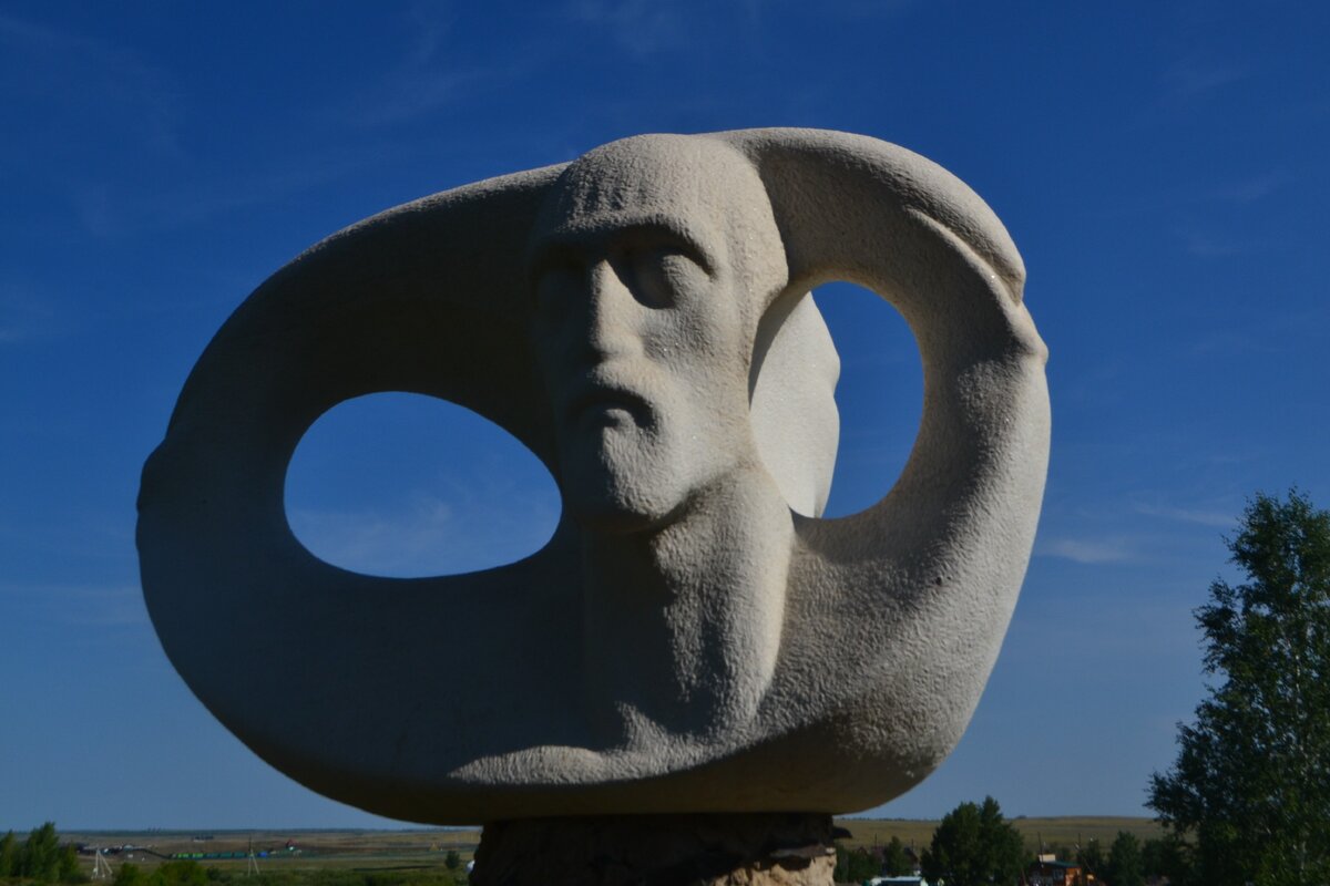 Скульптура «Пробуждение России», установленная на  берегу реки Караганка