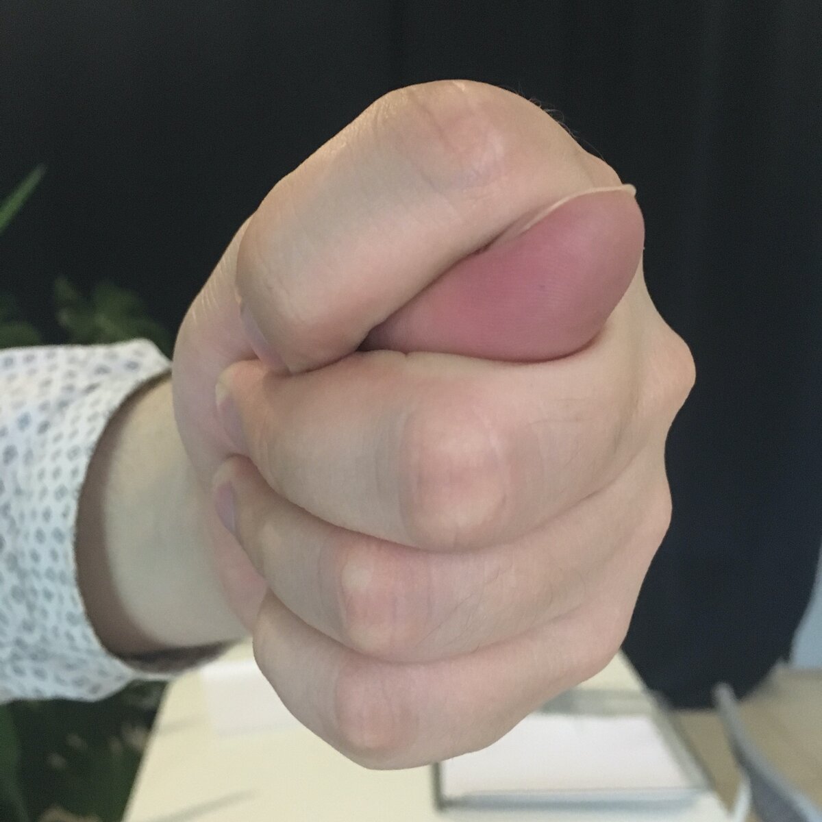 А ещё можно вот такую фигуру из пальцев использовать как оберег от манипуляций)))