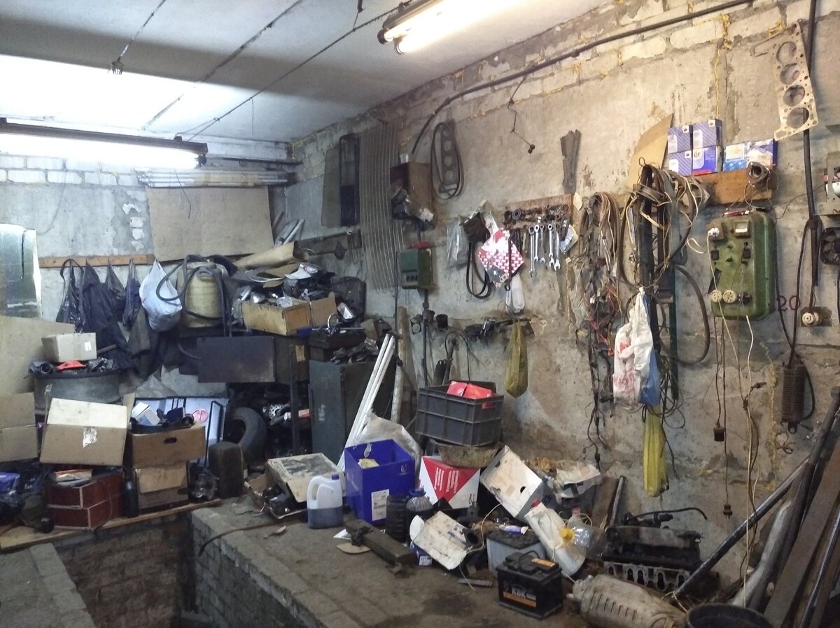 В гараже много хлама