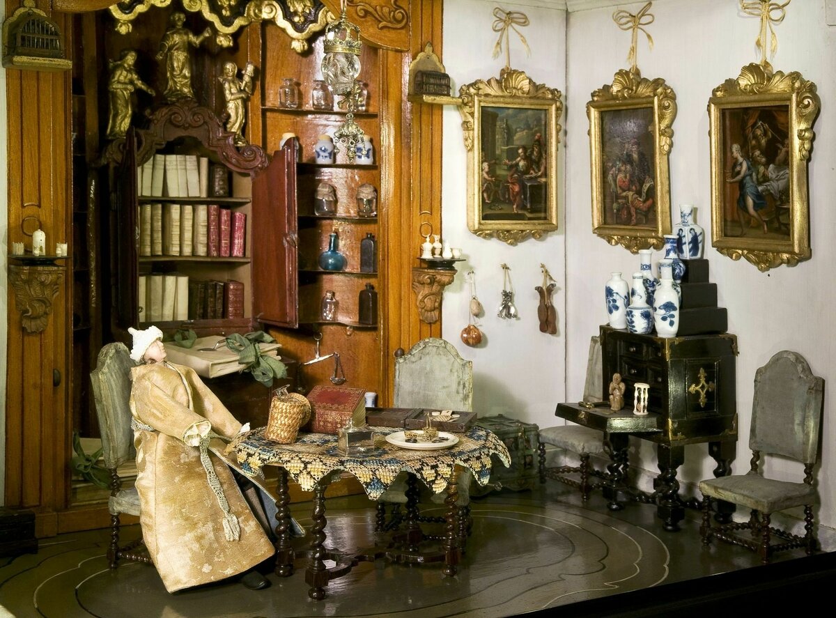 Кунсткамера в кукольном домике, принадлежащем неизвестной владелице