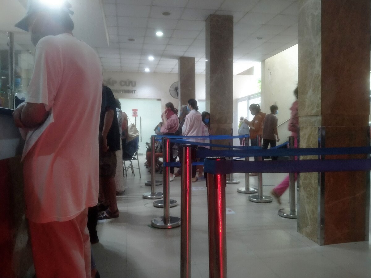 Очередь в регистратуру и к кассе. Всё делается быстро, прекрасно организовано, никакой толкучки