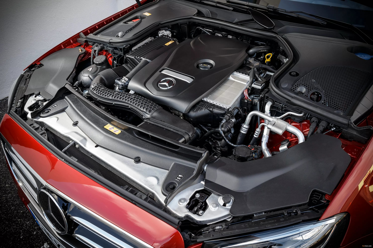 Моторы мерседес е. Mercedes w213 мотор. Мерседес w213 под капотом. Мотор Mercedes e200 w213. Двигатель Мерседес е200 w213