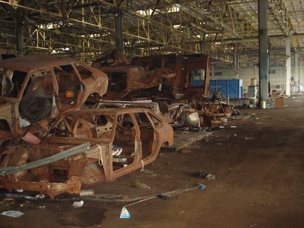 Закрытие завода москвич. Азлк завод москвич 2010 год. Закрытие завода москвич. Москвич 2141 конвейер азлк. Москвич-412 завод.