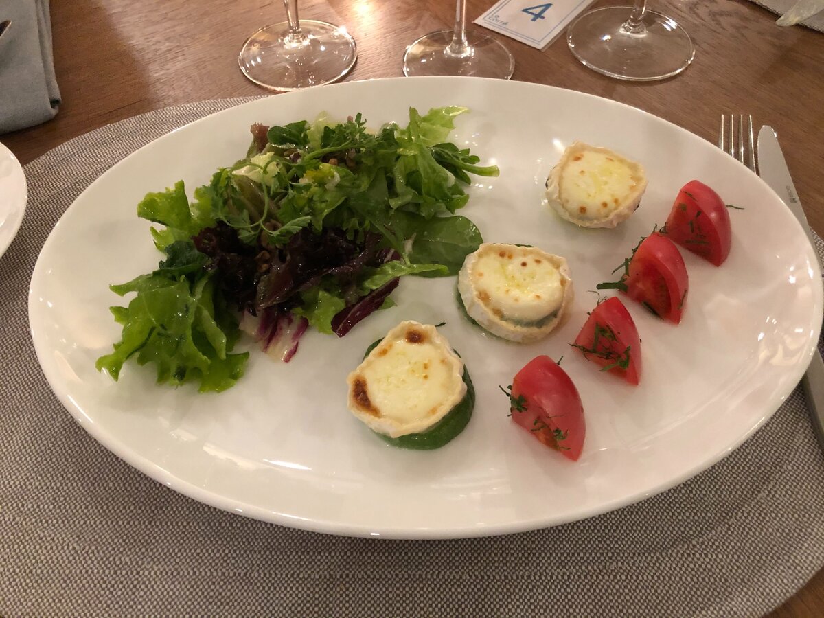 Теплый салат с козьим сыром и кабачками