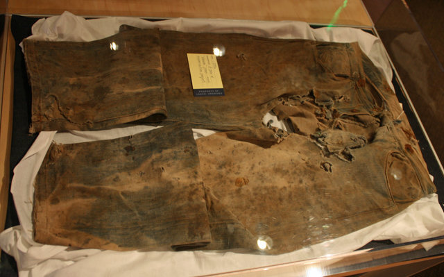 1. Самые древние штаны.

В прошлом джинсы являлись одеждой шахтеров, а сейчас одни из них красуются в музее. Это штаны марки Levi's, которые случайно были выкопаны в 1998 году во время проведения раскопок в Неваде. И что самое интересное, рабочий, обнаруживший штаны не посчитал их за старые лохмотья, а внимательно изучив, презентовал собственному другу, являющемуся коллекционером старинных вещей. Тот решил отнести их оценщику, который и огласил удивительный вердикт: найденные джинсы являются самыми старыми в мире. По оценке специалистов им уже исполнилось 120 лет.