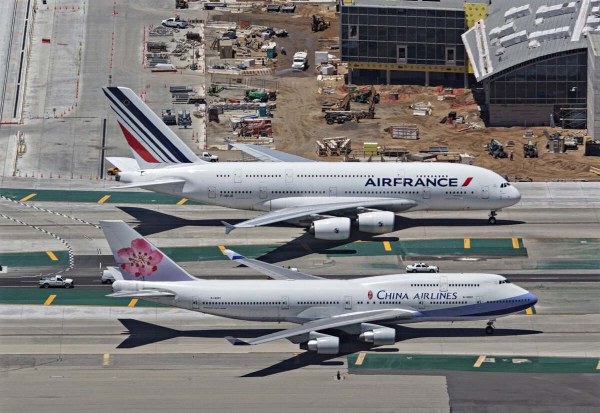 A380 и B747 на одном поле