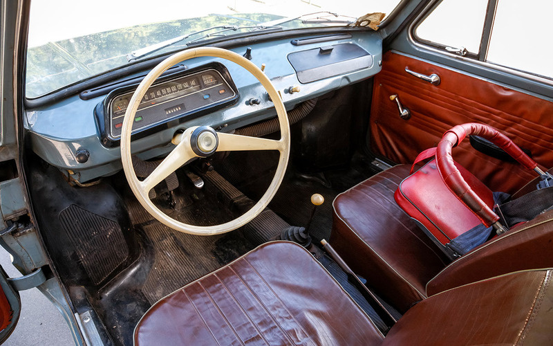 Простая металлическая передняя панель в обычном для дешевых автомобилей 1960‑х стиле имела, однако, вполне современную комбинацию приборов с вытянутым по моде тех лет спидометром.