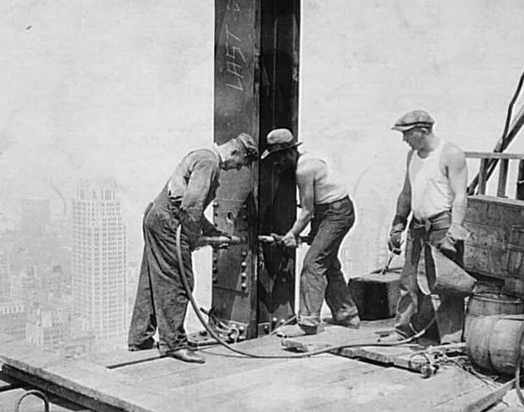 строители за работой