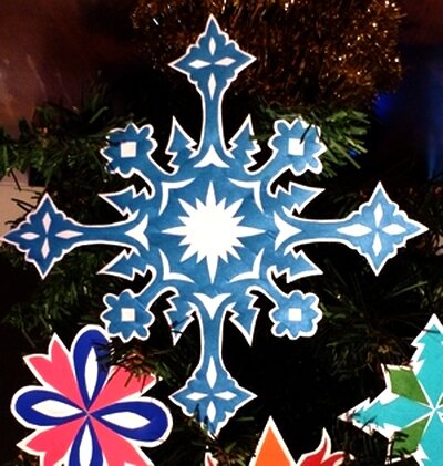 Снежинки из цветной бумаги с белой окантовкой