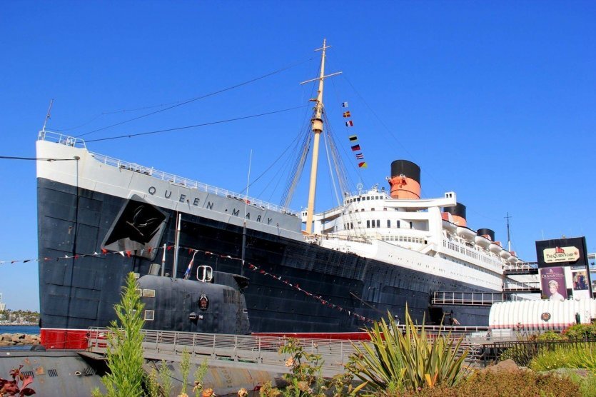 "Королева Мэри", лайнер с привидениями?Queen Mary,  которая совершила трансатлантические переходы, теперь преобразована в отель, постоянно стоящий на якоре в Лонг-Бич, Калифорния. Во время посещения мы откроем для себя роскошные украшения его холлов и бальных залов, а также тайны и легенды, окружающие корабль. Для тех, кто любит приключения, туры организуются в ночное время: это позволит нам соприкоснуться с духами, населяющими это место! 