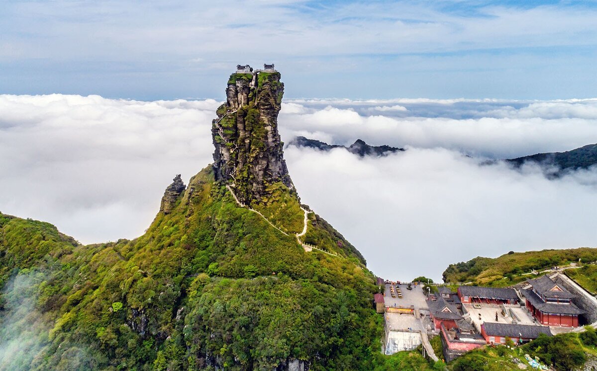 монастырь на скале в китае