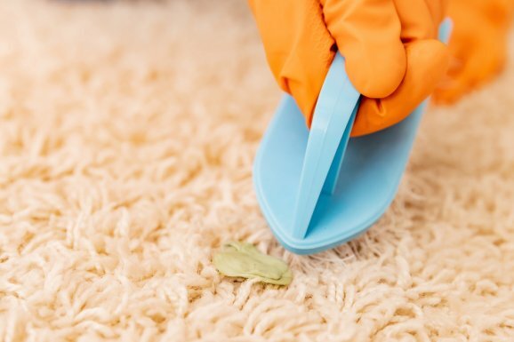 Как избавиться от детских каракулей на стене, наклеек или жевательной резинки на ковре