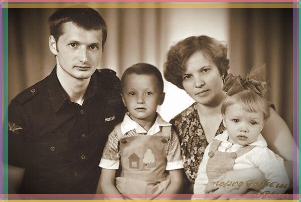 Екатерина Вилкова с братом и родителями.