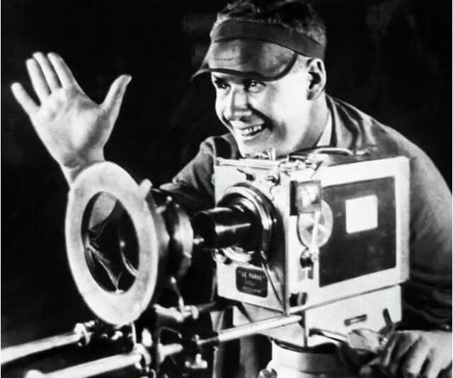 Всем привет, сегодня опять вспомни актеров из фильма "Иван Васильевич меняет профессию" только актеры будут не главных ролей а вторичные. Ну я думаю что ты их знаешь. Удачи!!!