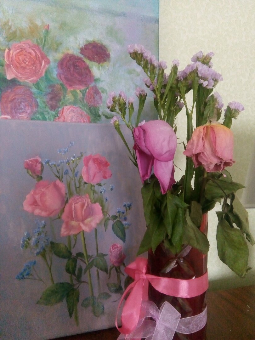 Почему вянут розы в вазе. Вялые розовые розы дома. Что сделать из завядающих роз.