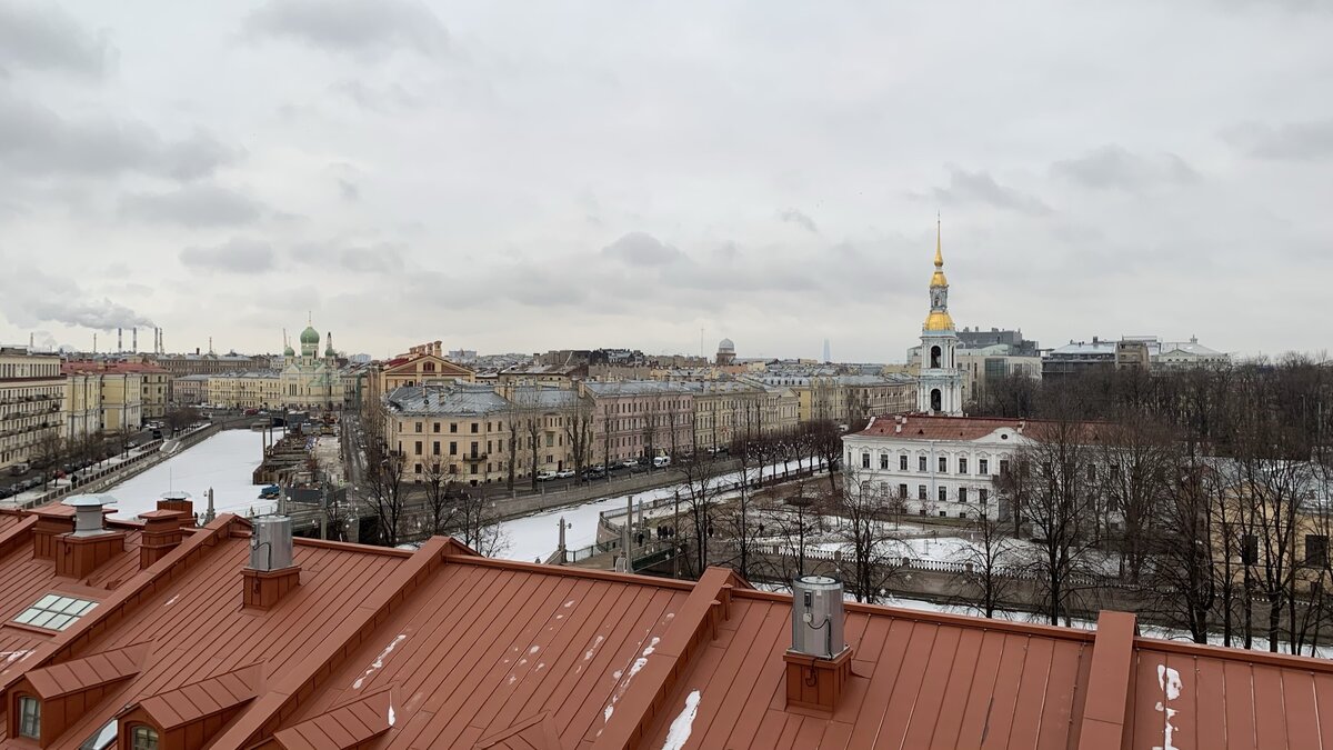 Вдалеке виднеется Исидоровская церковь