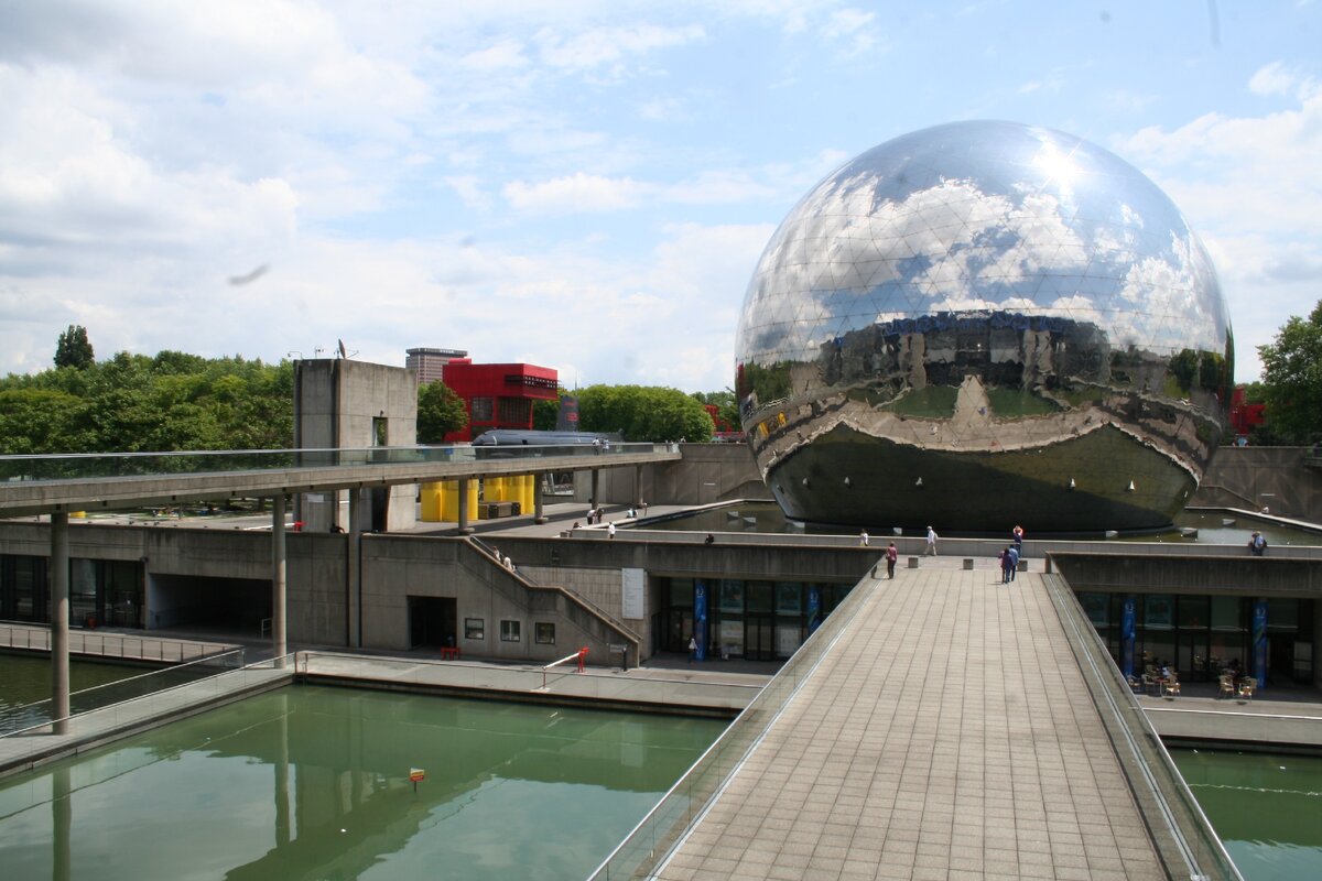 Вид на центральную часть парка Ла-Виллет. Слева - героиня моего рассказа (© Владимир Щербаков)