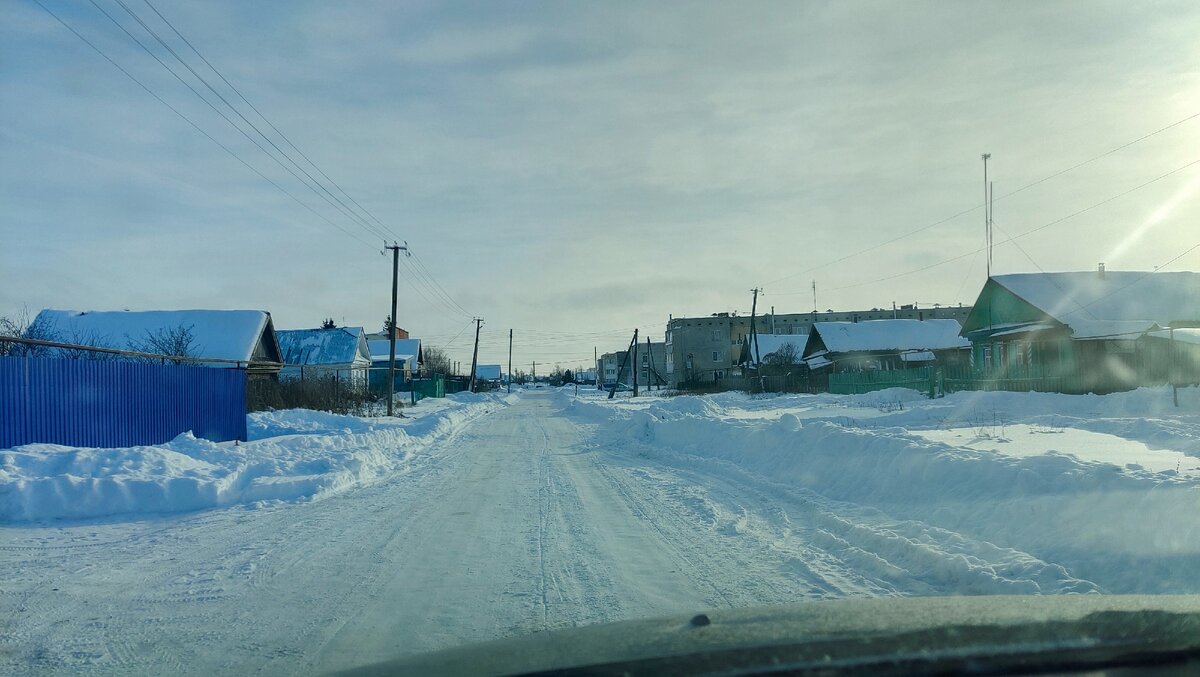 Так зима выглядит в российском селе. Дороги ровнее, чем летом, ослепительная чистота, все белым-бело.
