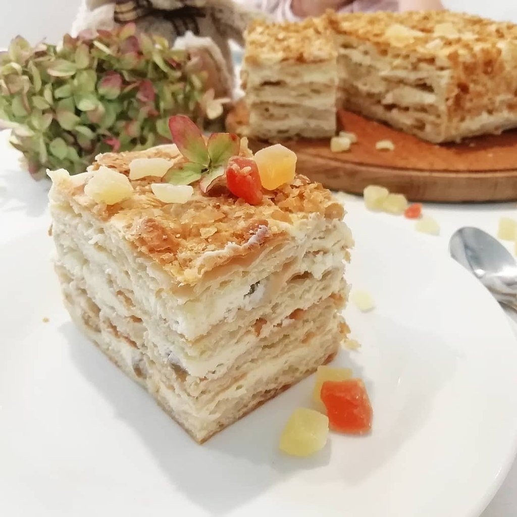 Попробовав один раз этот тортик, вы больше не захотите возиться с настоящим "Наполеоном". На вкус он бесподобен, а готовится мгновенно! А теперь смотрите, как приготовить торт "Ленивый Наполеон"! 