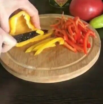 Нарезать перец соломкой