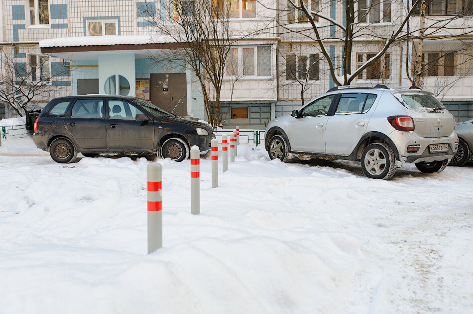 Водитель случайно проехал въезд во двор разрешено