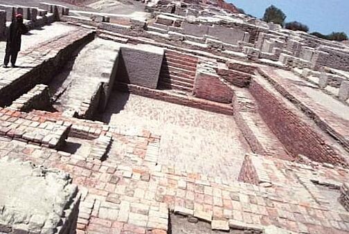 
Сперва существование неизвестной древней цивилизации на территории современного Пакистана было воспринято несерьезно - слухи и слухи. А потом в 1842 году какой-то археолог сообщил, что нашел какие-то развалины. На это открытие не обращали внимания до 1856, когда во время прокладки железной дороги раскопали останки доселе невиданной цивилизации. Сейчас, после множественных археологических экспедиций,мы узнали об индской цивилизации довольно немало. Найденные артефакты говорят о высоком уровне развития жившего здесь в 3300 годах до н.э. общества.