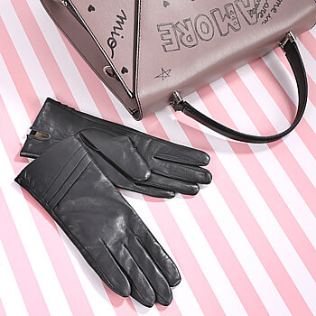 В начале 20 века перчатки являлись главным аксессуаром светских дам, и чтобы их получить, нужно было объехать пол-Европы. Сейчас же перчатки защищают от холода и являются предпочтительным атрибутом женского гардероба.