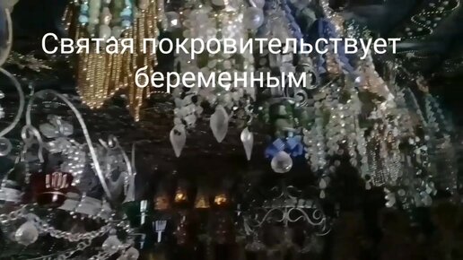 Убранство в пещерном храме впечатляет: бисерные панно, разноцветные лампады, тысячи крестов из ярких бусин.