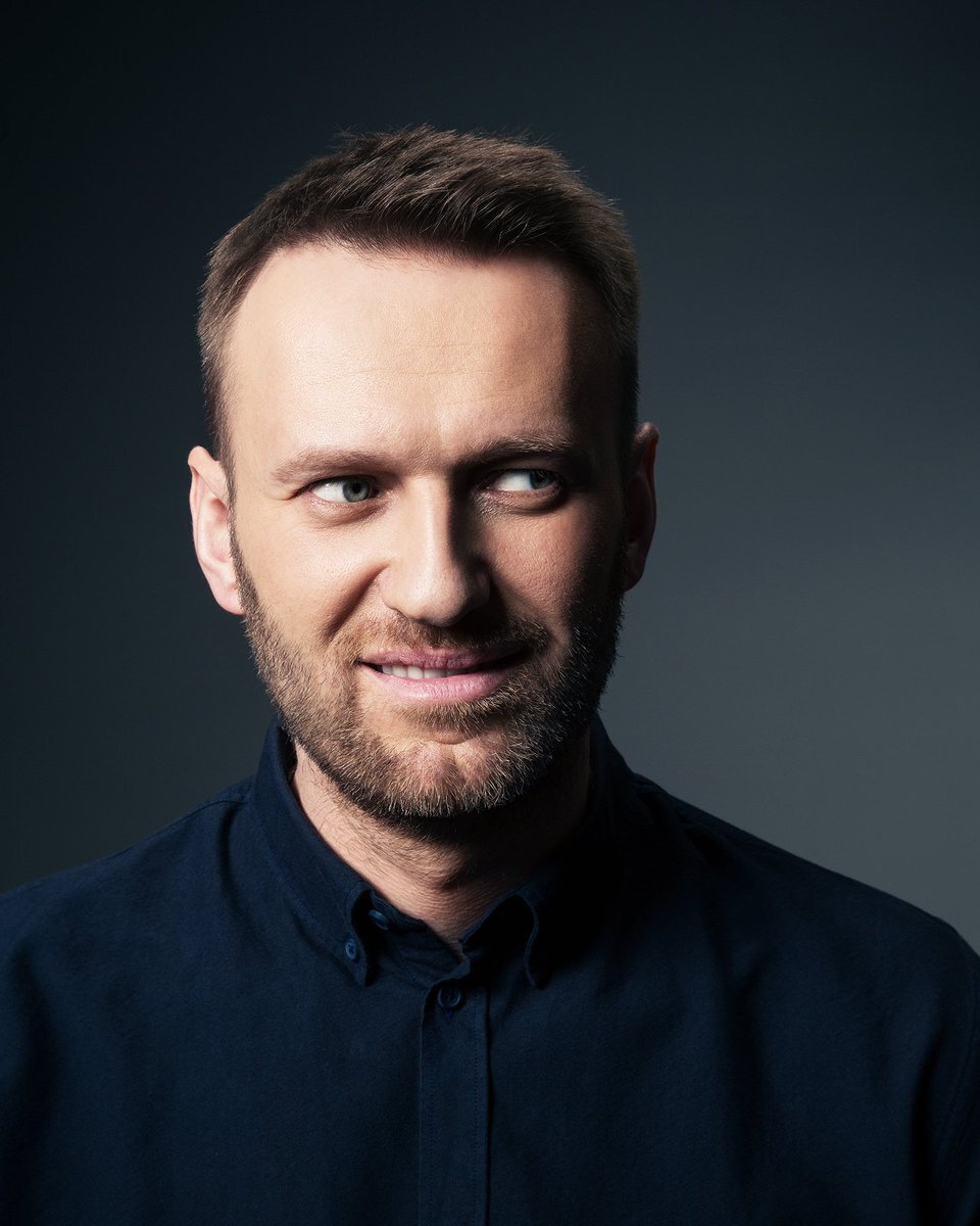 Почему именно Навальный должен сменить Путина на посту президента, никто в интернете толком не знает, просто, должен и все, ведь, об этом им сказал сам Навальный... Фото из интернета