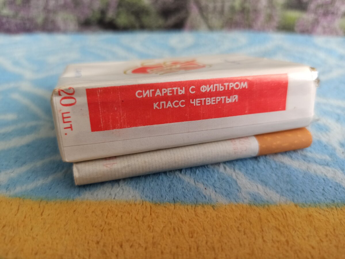 Всем доброго здравия, товарищи.
Эх, были же времена, когда сигареты делали из табака, а не из бумаги, заправленной химией...
Сегодня поговорим о Яве из СССР.-2