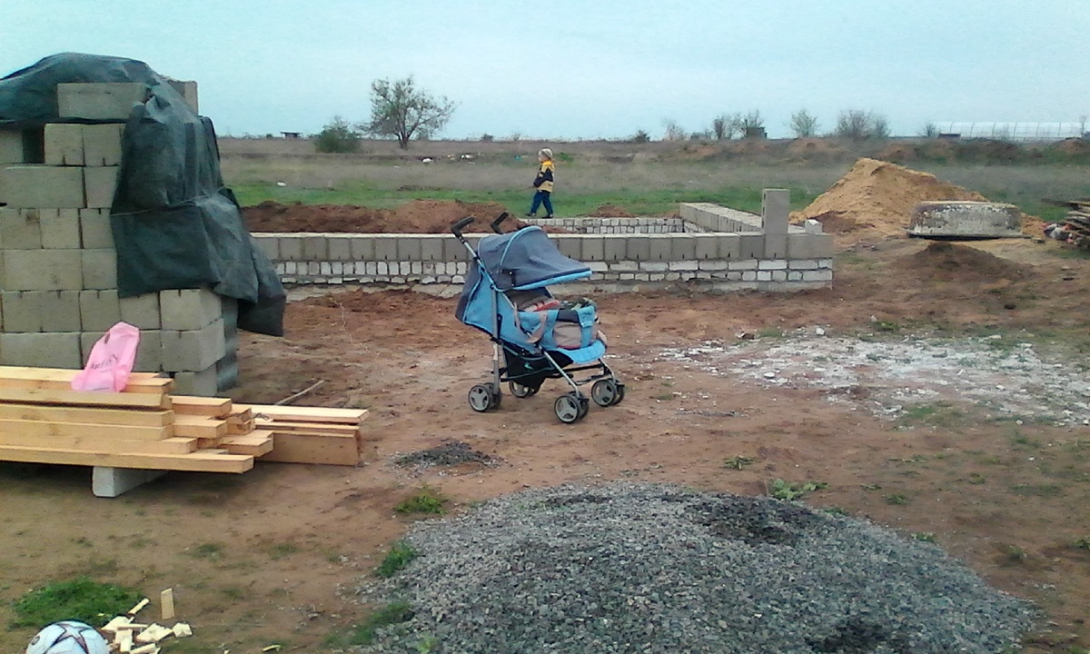 Один сын проверяет кладку на прочность, другой спит на свежем воздухе. А дочь в это время готовит всем нам бутерброды и чай из термоса.