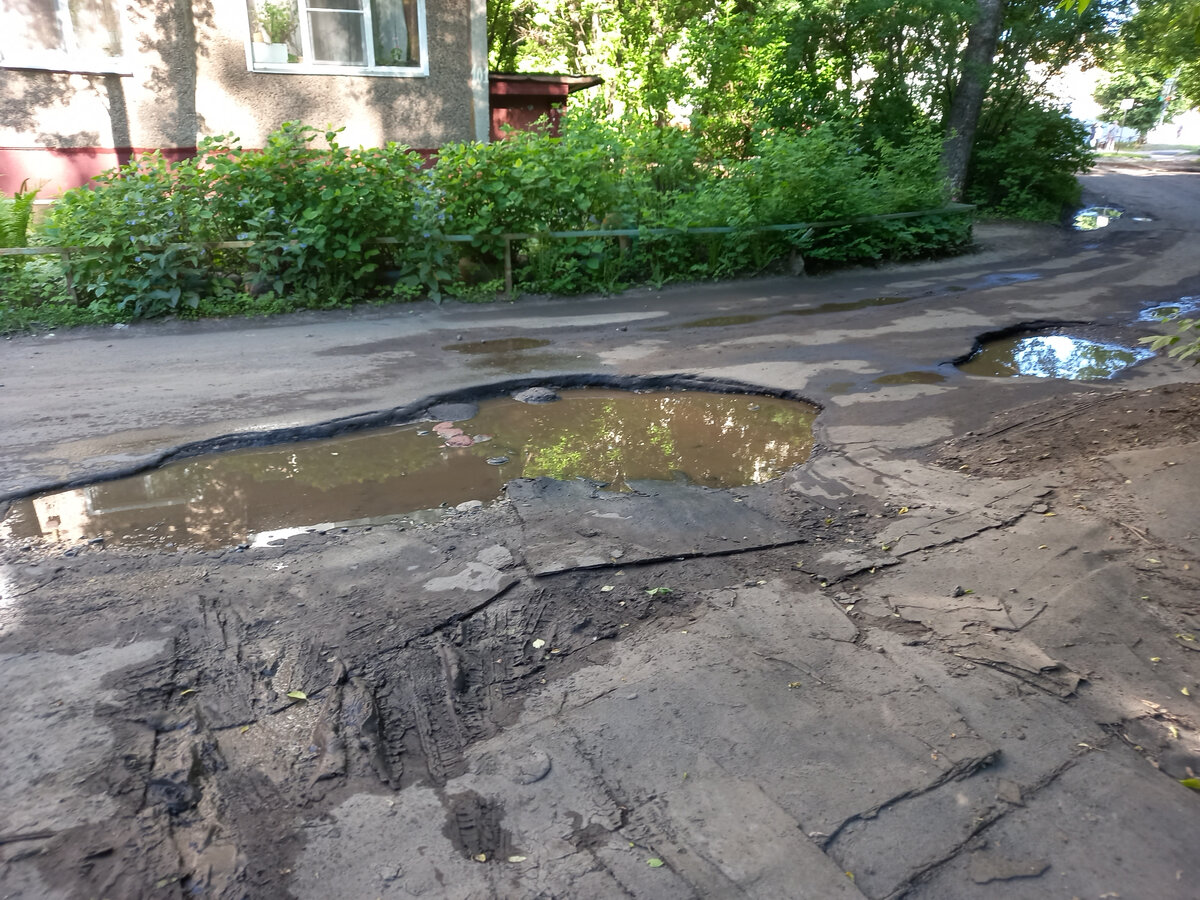 Въезд с городской магистрали в квартал и детскому садику.