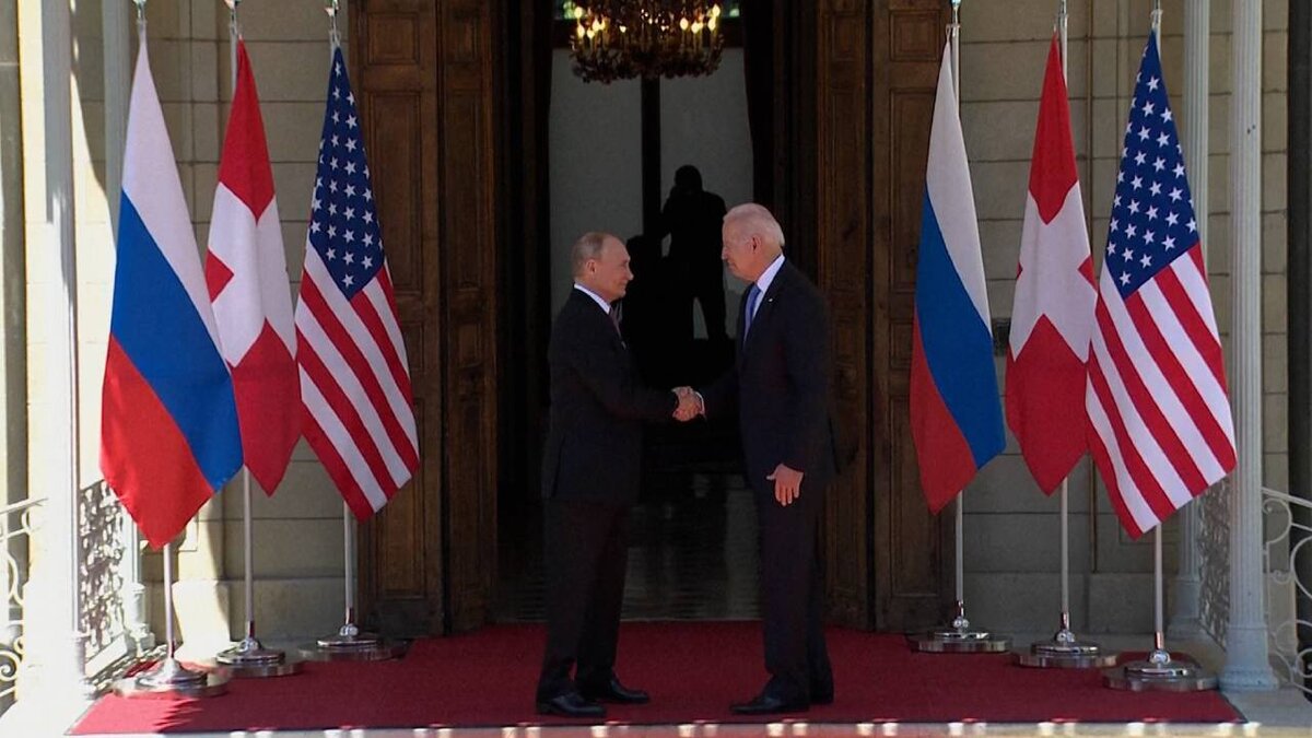Крепкое рукопожатие двух Президентов ! Мир и Дружба народов США и России ! /// Фото из открытых источников.