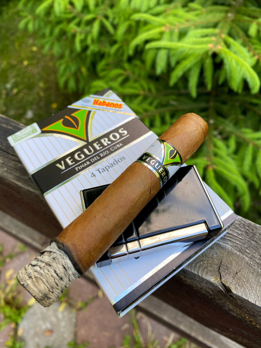 С первых тяг ощущается землисто- пряный профиль, постепенно включаются ноты какао, орехов и печенья🍪. Дым очень мягкий, бархатистый и слегка терпкий. 