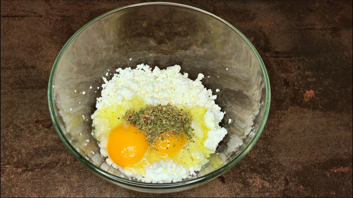 Творог, яйца, соль, травы