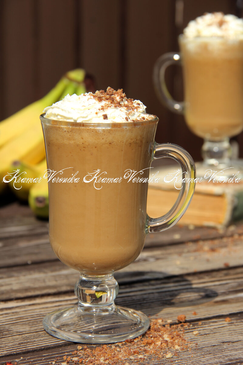 банановый фраппе. холодный банановый латте. банановый латте. латте на банановом молоке. Matcha латте.