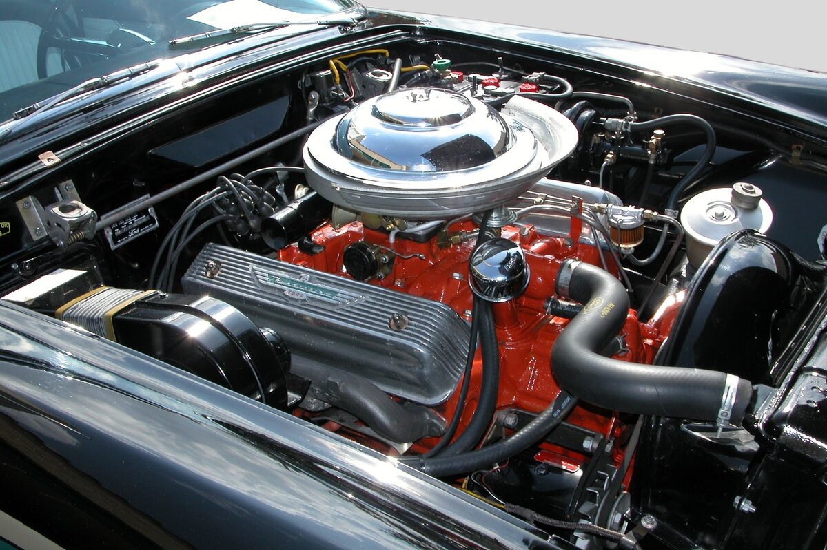Thunderbird V8 - один из первых специально разработанных "перформансных" - рассчитанных на получение высоких характеристик - массовых американских моторов. Вторая половина 1950-х годов.