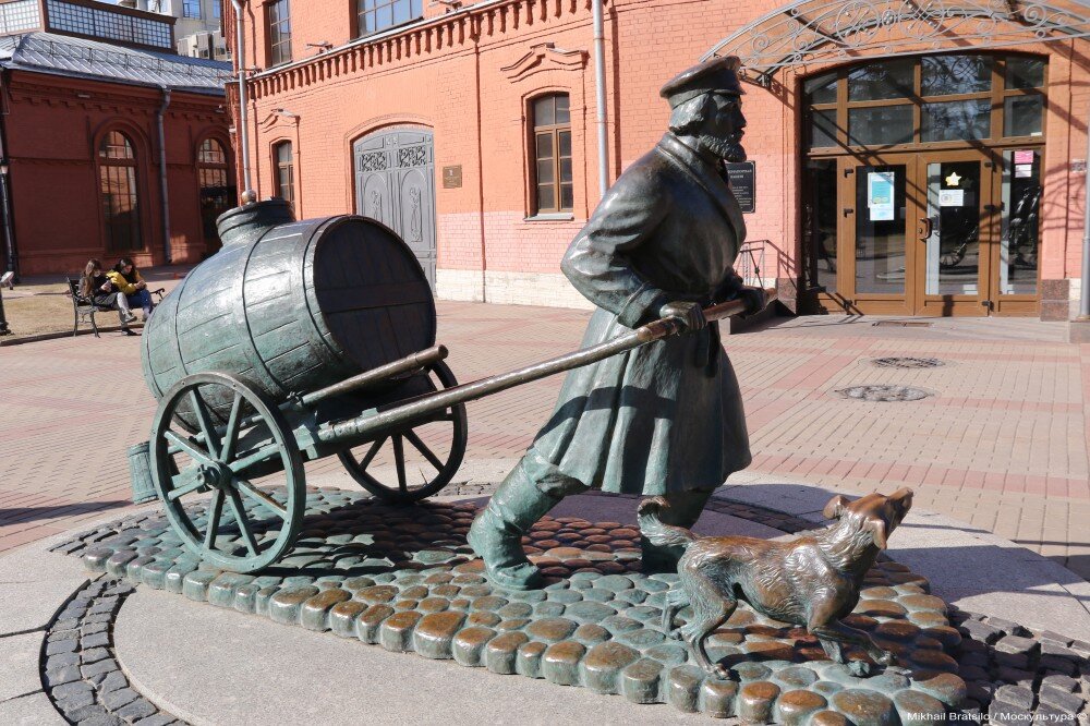 Памятник водовозу. Памятник водовозу в Санкт-Петербурге. Водовоз музей воды Питер. Памятник водовозу в Одессе. СПБ памятники на воде.